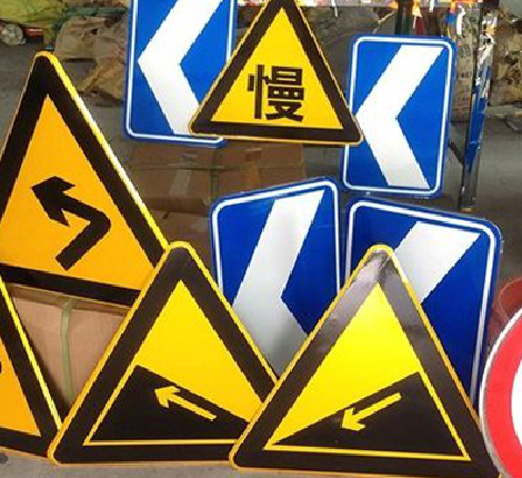 广南标识标牌中颜色的确定是很重要的。